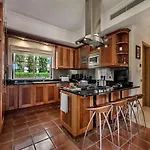 Exquisite Quinta Da Majestic Heights 4 Bedrooms Villa