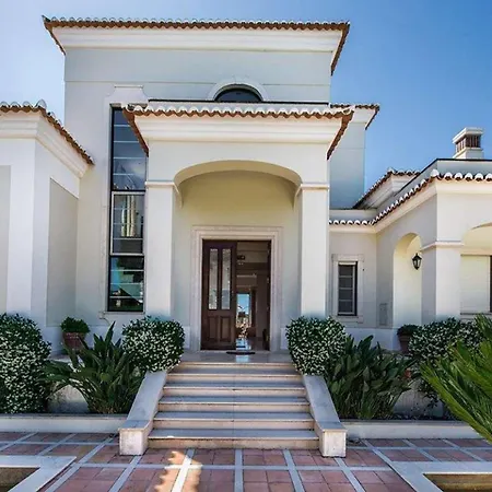 Exquisite Quinta Da Majestic Heights 4 Bedrooms Вилла